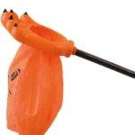 Mano con bolsa de halloween para caramelos
