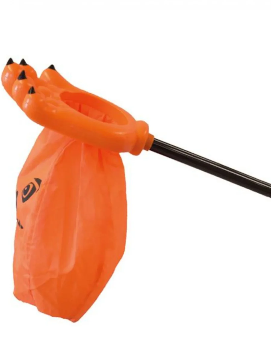 Mano con bolsa de halloween para caramelos